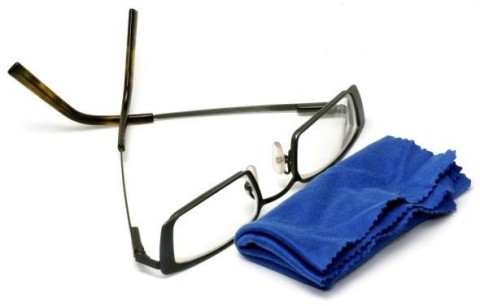 eyeglasses-and-cleaning-cloth