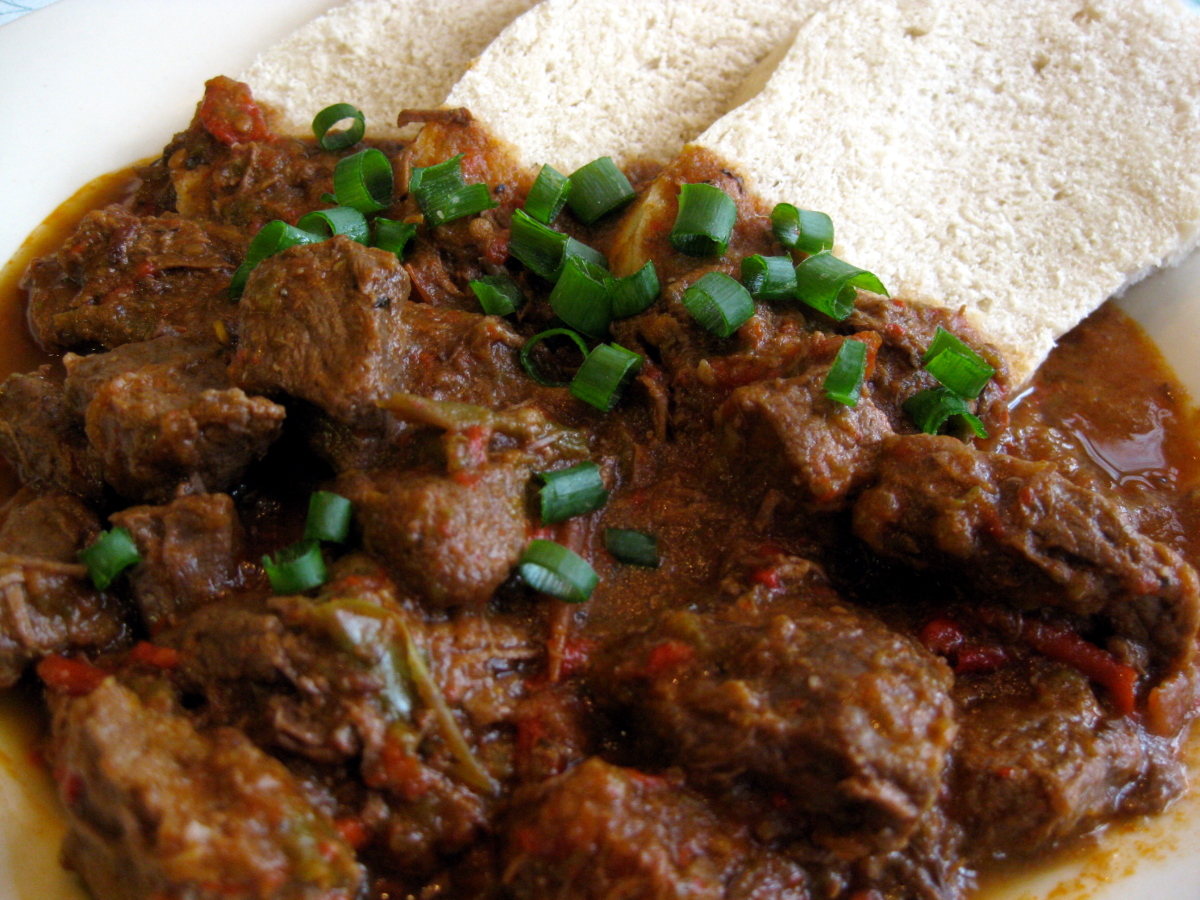 Гуляш из баранины с подливкой. Hungarian Goulash. Гуляш баранина. Словацкий гуляш. Гуляш с зеленым луком.